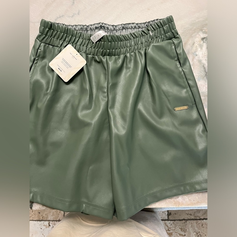 Short Fabletics . Brand new